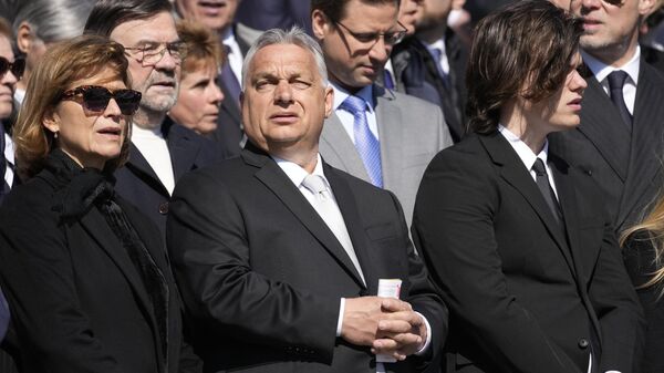 O primeiro-ministro da Hungria, Viktor Orban, ao centro, assiste a uma missa celebrada pelo Papa Francisco na Praça Kossuth Lajos em Budapeste, Hungria, 30 de abril de 2023 - Sputnik Brasil