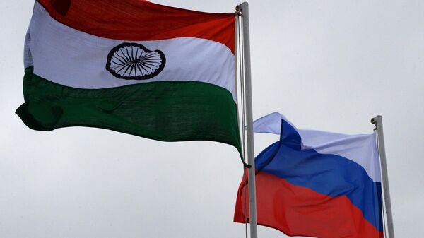 Bandeiras da Rússia e da Índia na cerimônia de abertura do exercício militar internacional russo-indiano Indra 2017 em Vladivostok, Rússia. - Sputnik Brasil