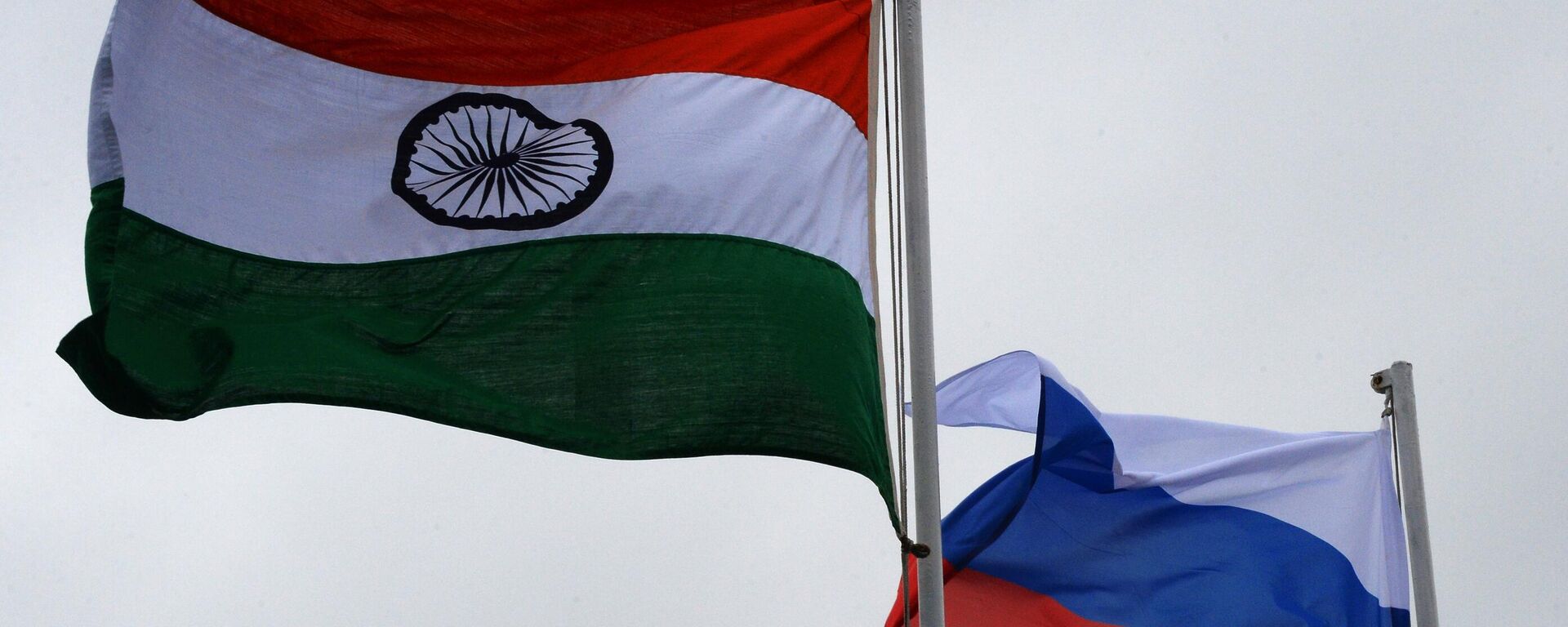 Bandeiras da Rússia e da Índia na cerimônia de abertura do exercício militar internacional russo-indiano Indra 2017 em Vladivostok, Rússia. - Sputnik Brasil, 1920, 17.05.2023