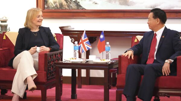 A ex-primeira-ministra britânica Liz Truss, à esquerda, conversa com o ministro das Relações Exteriores de Taiwan, Joseph Wu, em sua chegada ao aeroporto de Taoyuan, Taiwan, 16 de maio de 2023. - Sputnik Brasil