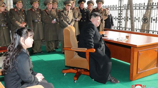 O líder da Coreia do Norte, Kim Jong-un, o chefe do Exército Popular da Coreia do Norte e a filha de Kim assistem a um exercício de artilharia de foguetes em Nampo, 9 de março de 2023 - Sputnik Brasil