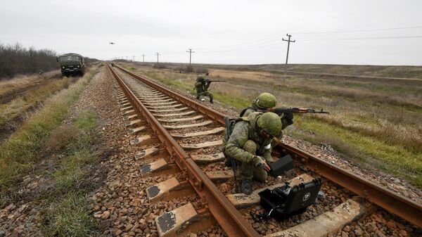 Militares russos das Tropas Ferroviárias realizam inspeção técnica dos trilhos na área de Kherson. - Sputnik Brasil