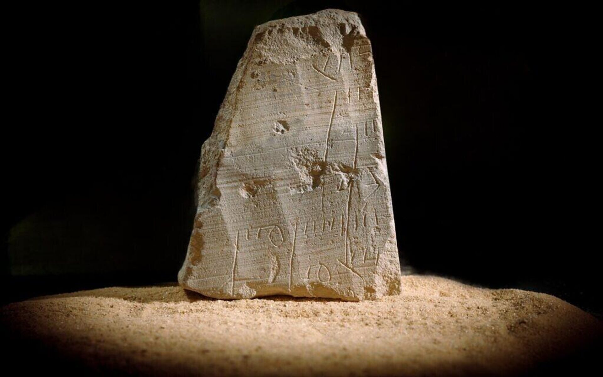 O pequeno fragmento de pedra tem uma inscrição hebraica revelando o nome de Shimon, bem como linhas de letras e números, indicando que se tratava de um recibo financeiro - Sputnik Brasil, 1920, 18.05.2023