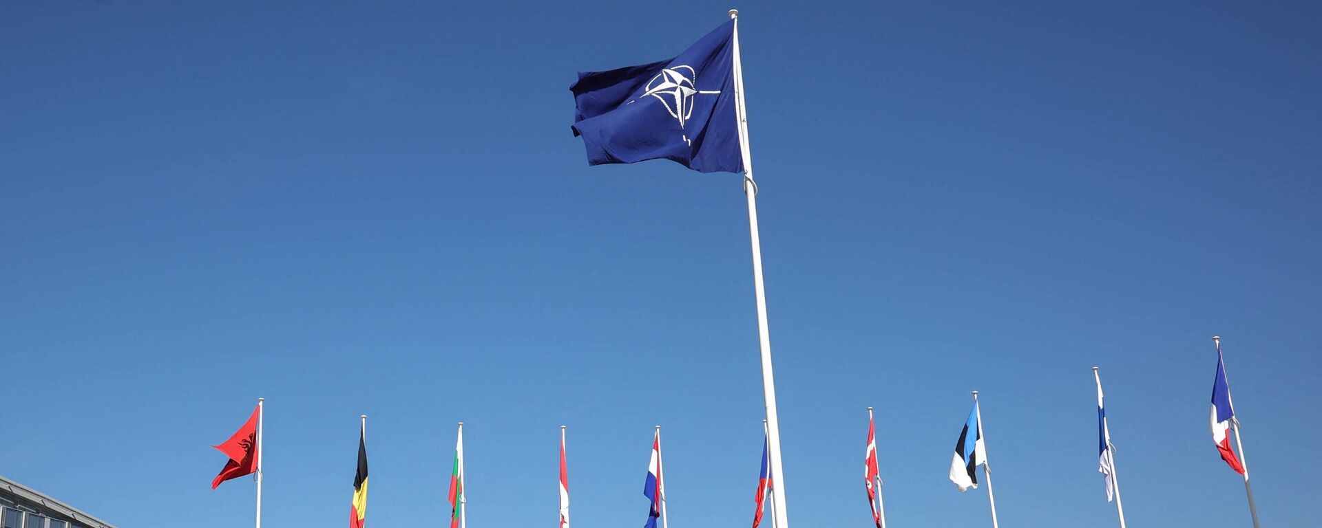 Sauli Niinisto, presidente da Finlândia (à esquerda), cumprimenta Jens Stoltenberg, secretário-geral da OTAN (à direita), durante cerimônia de hasteamento da bandeira após a adesão da Finlândia à OTAN, na sede do bloco militar em Bruxelas, Bélgica, 4 de abril de 2023 - Sputnik Brasil, 1920, 06.06.2023