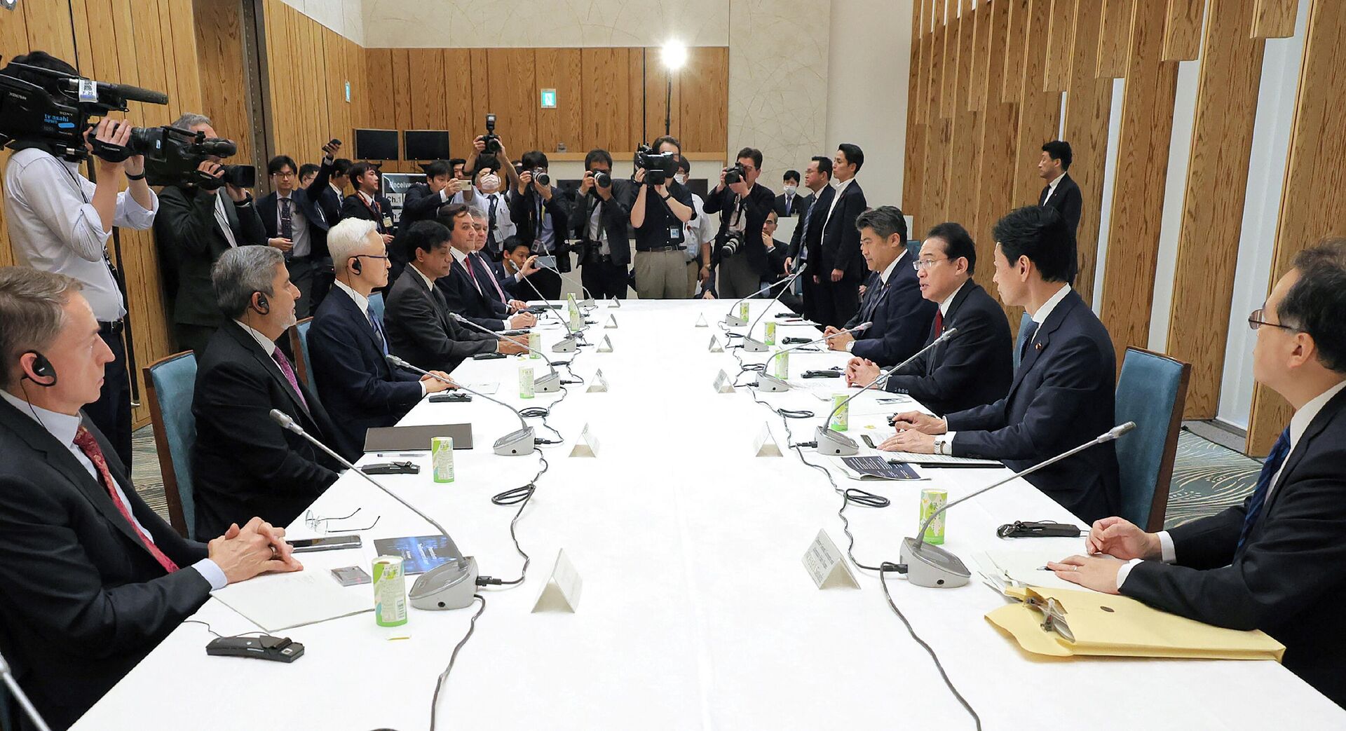 O primeiro-ministro do Japão, Fumio Kishida, troca opiniões com executivos de um importante fabricante de semicondutores no exterior na residência oficial do primeiro-ministro em Tóquio, em 18 de maio de 2023 - Sputnik Brasil, 1920, 23.05.2023