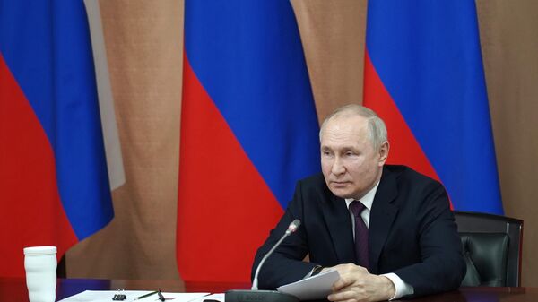 Vladimir Putin, hoje, na reunião do Conselho sobre Relações Exteriores em Pyatigorsk - Sputnik Brasil