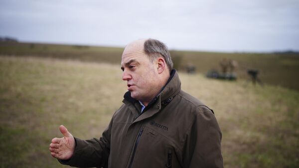 O secretário de Defesa britânico, Ben Wallace, falando à mídia durante uma visita a Salisbury Plain em Wiltshire, Reino Unido, 1º de fevereiro de 2023. - Sputnik Brasil