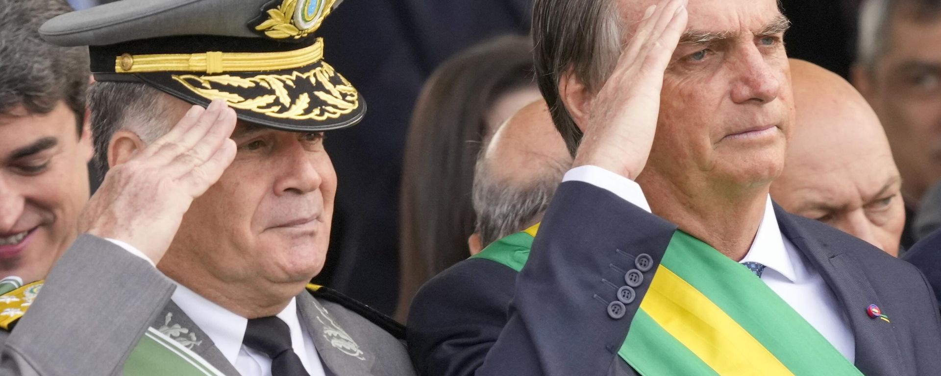 O então presidente do Brasil, Jair Bolsonaro, e o então comandante do Exército, general Marco Antônio Freire Gomes, saúdam durante uma parada militar para comemorar o bicentenário da independência do país de Portugal em Brasília, Brasil, 7 de setembro de 2022 - Sputnik Brasil, 1920, 08.10.2026