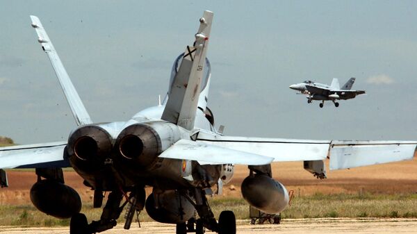 Um avião F-18 espanhol aproxima-se para aterrar no aeroporto militar Torrejon de Ardoz, perto de Madrid, a 28 de Maio de 2002. Os aviões participam no exercício da NATO Dynamic Mix 2002, juntamente com outros 13 países, de 21 de Maio a 6 de Junho 2002 - Sputnik Brasil