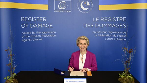Ursula von der Leyen, presidente da Comissão Europeia, assina acordo sobre a criação de um Registro de Danos Causados pela Agressão da Federação da Rússia Contra a Ucrânia à margem da 4ª Cúpula dos Chefes de Estado e de governo do Conselho da Europa, em Reykjavik, Islândia, 17 de maio de 2023 - Sputnik Brasil