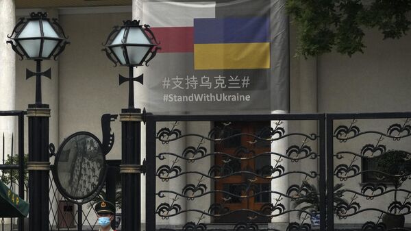 Policial paramilitar vigia a embaixada da Polônia exibindo cartaz de apoio à Ucrânia em Pequim, China, 17 de maio de 2023 - Sputnik Brasil