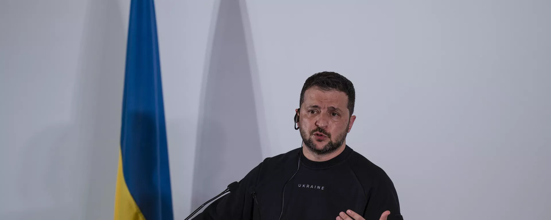 O presidente ucraniano Vladimir Zelensky fala durante uma conferência de imprensa na cúpula do G7 em Hiroshima - Sputnik Brasil, 1920, 16.05.2025