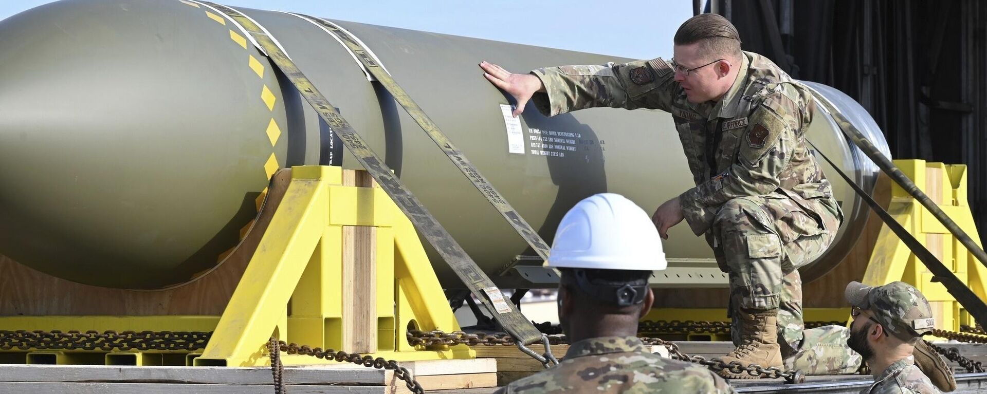 Membros da Força Aérea dos EUA próximo a bomba GBU-57 - Sputnik Brasil, 1920, 14.05.2024