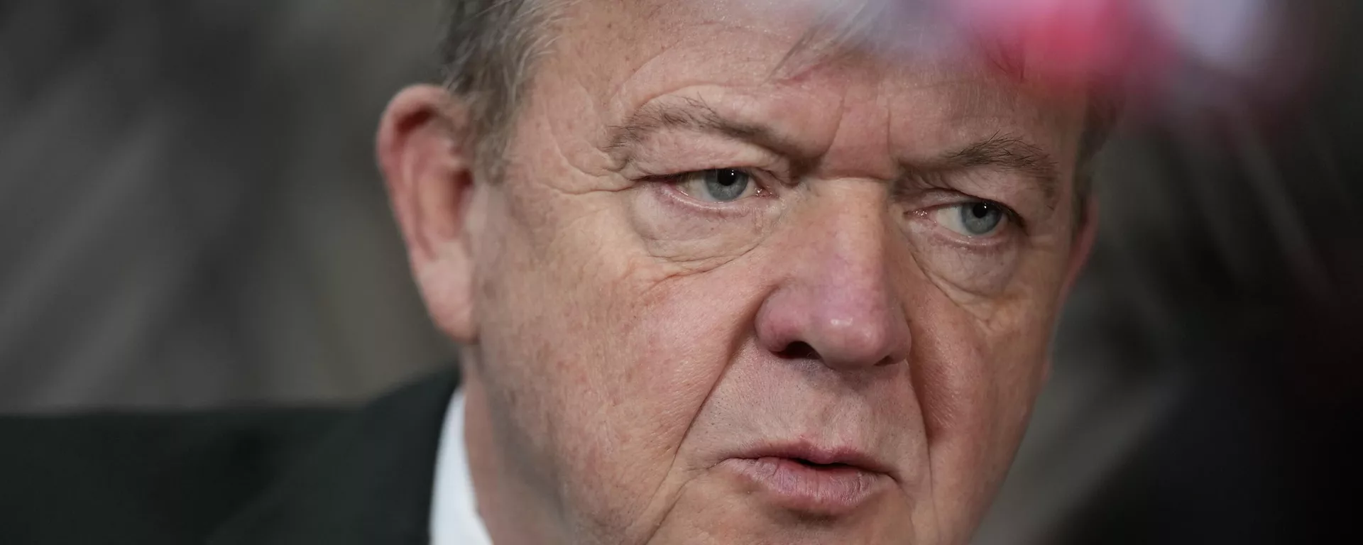 Ministro das Relações Exteriores da Dinamarca, Lars Lokke Rasmussen, fala com a mídia ao chegar para uma reunião de ministros das Relações Exteriores da UE no prédio do Conselho Europeu em Bruxelas, 20 de fevereiro de 2023. - Sputnik Brasil, 1920, 19.01.2026