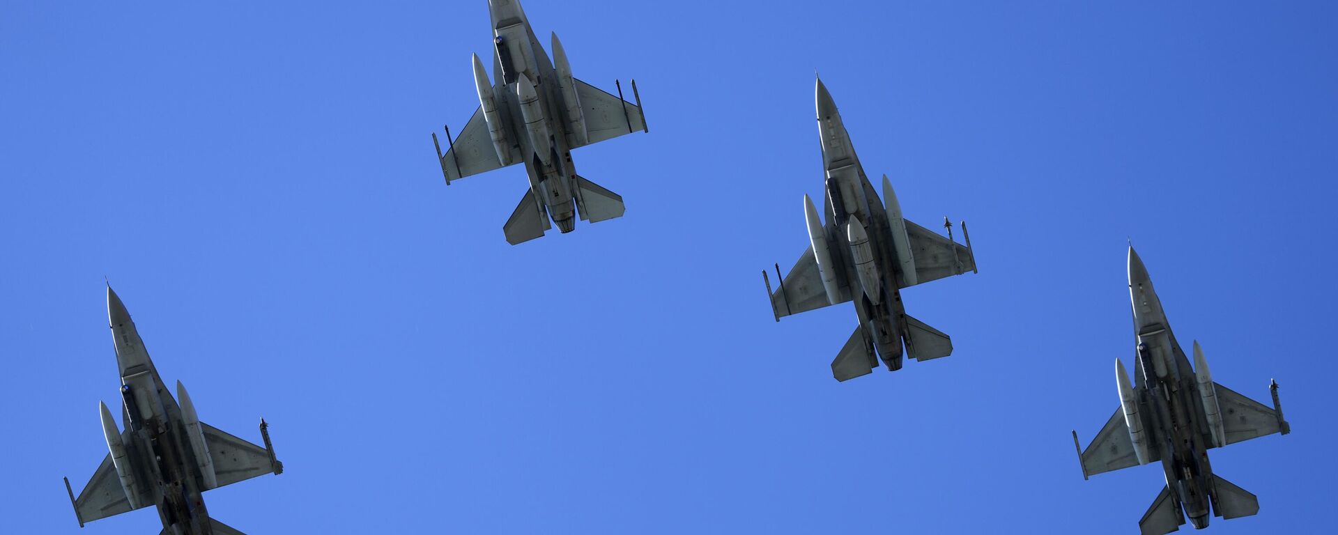 Caças F-16 da Força Aérea dos EUA voam durante celebrações do 100º aniversário do primeiro sobrevoo do Atlântico do Sul, junto do rio Tejo, Lisboa, Portugal, 3 de abril de 2022 - Sputnik Brasil, 1920, 12.11.2023