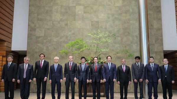 O primeiro-ministro do Japão, Fumio Kishida, posa para uma foto com executivos de grandes fabricantes de semicondutores no exterior durante sua reunião na residência oficial do primeiro-ministro em Tóquio, em 18 de maio de 2023 - Sputnik Brasil
