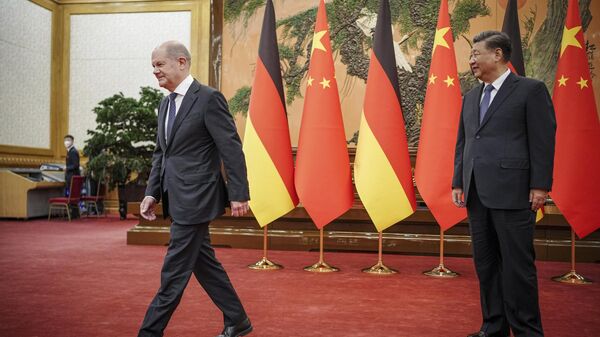 O chanceler alemão Olaf Scholz, à esquerda, caminha enquanto se encontra com o presidente chinês Xi Jinping no Grande Salão do Povo em Pequim, China, em 4 de novembro de 2022 - Sputnik Brasil