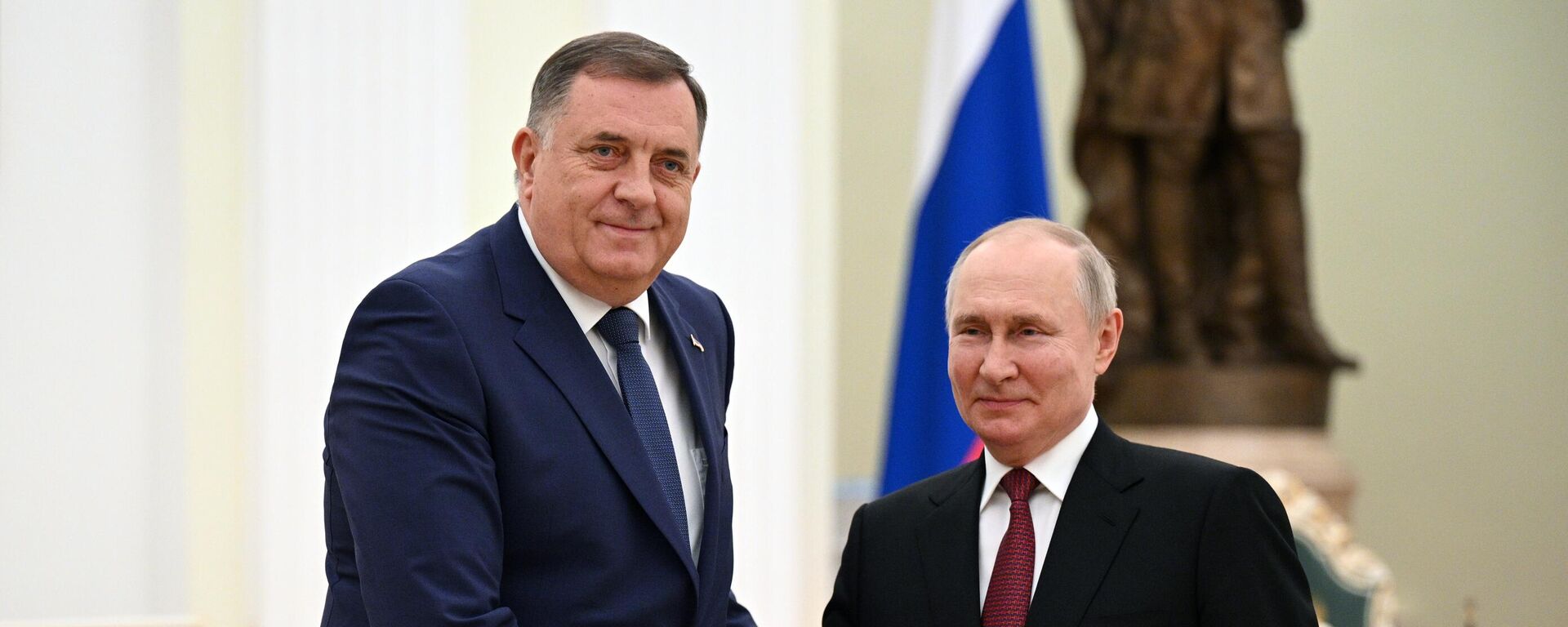 O presidente russo, Vladimir Putin, e o presidente da República Srpska, Milorad Dodik, mantêm conversações bilaterais em Moscou na terça-feira, 23 de maio - Sputnik Brasil, 1920, 24.05.2023