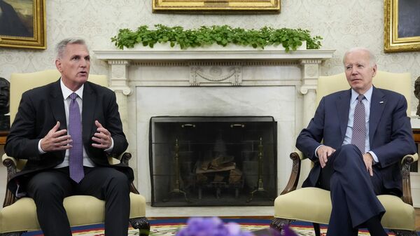 Presidente da Câmara dos Representantes Kevin McCarthy fala durante uma reunião com o presidente Joe Biden para discutir o limite da dívida nacional na Casa Branca, 22 de maio de 2023, Washington. - Sputnik Brasil