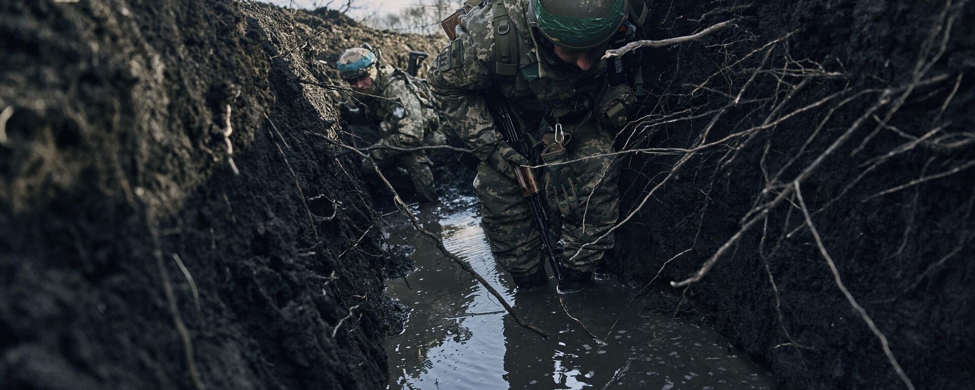 Soldados ucranianos em uma trincheira sob bombardeio russo na linha de frente perto de Artyomovsk (Bakhmut, na denominação ucraniana), região de Donetsk, 5 de março de 2023. - Sputnik Brasil, 1920, 06.09.2023
