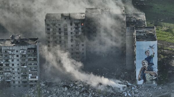 Fumaça sai de um prédio em Artyomovsk (Bakhmut, na denominação ucraniana), região de Donetsk, 26 de abril de 2023. - Sputnik Brasil