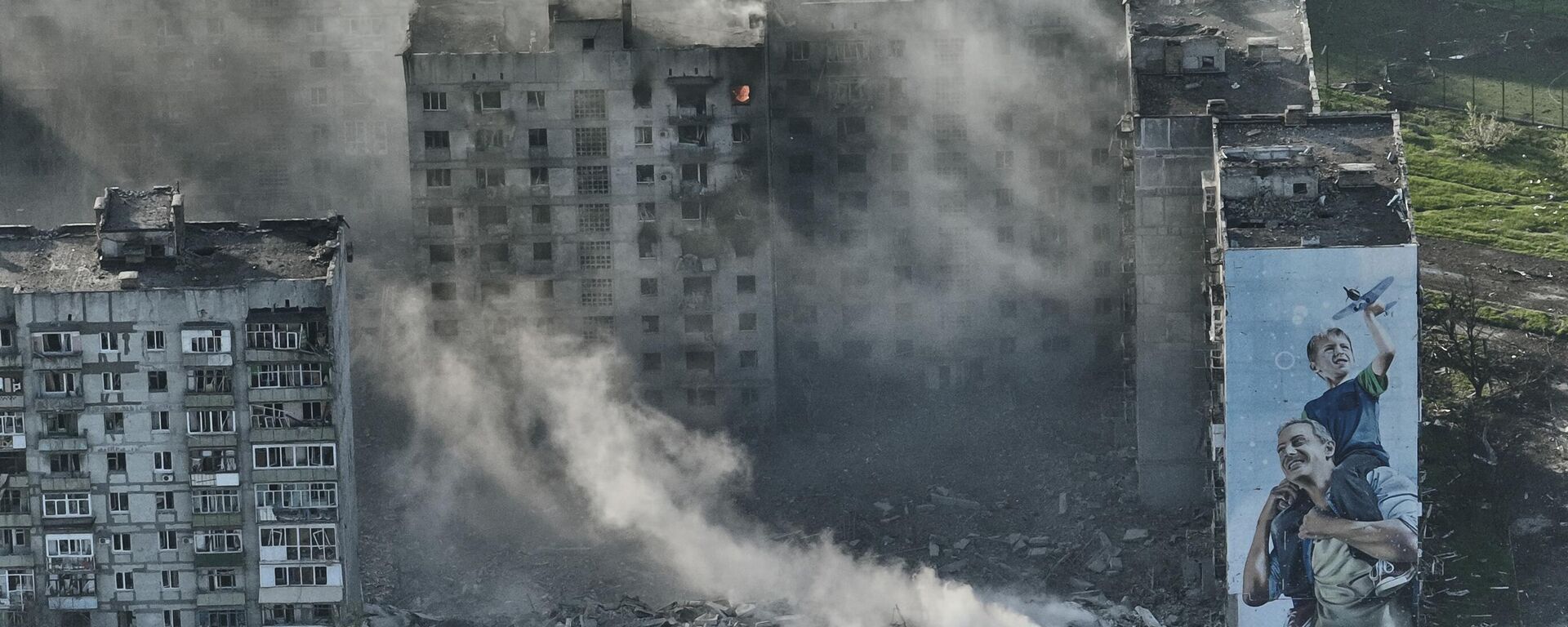 Fumaça sai de um prédio em Artyomovsk (Bakhmut, na denominação ucraniana), região de Donetsk, 26 de abril de 2023. - Sputnik Brasil, 1920, 16.07.2023