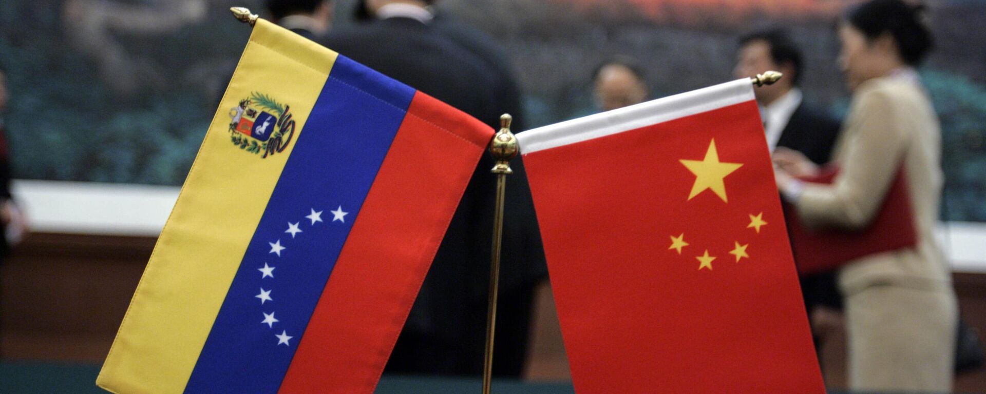 As bandeiras chinesa e venezuelana são colocadas sobre a mesa onde ocorreu a cerimônia de assinatura de acordos entre as duas nações no Grande Salão do Povo em Pequim - Sputnik Brasil, 1920, 25.05.2023