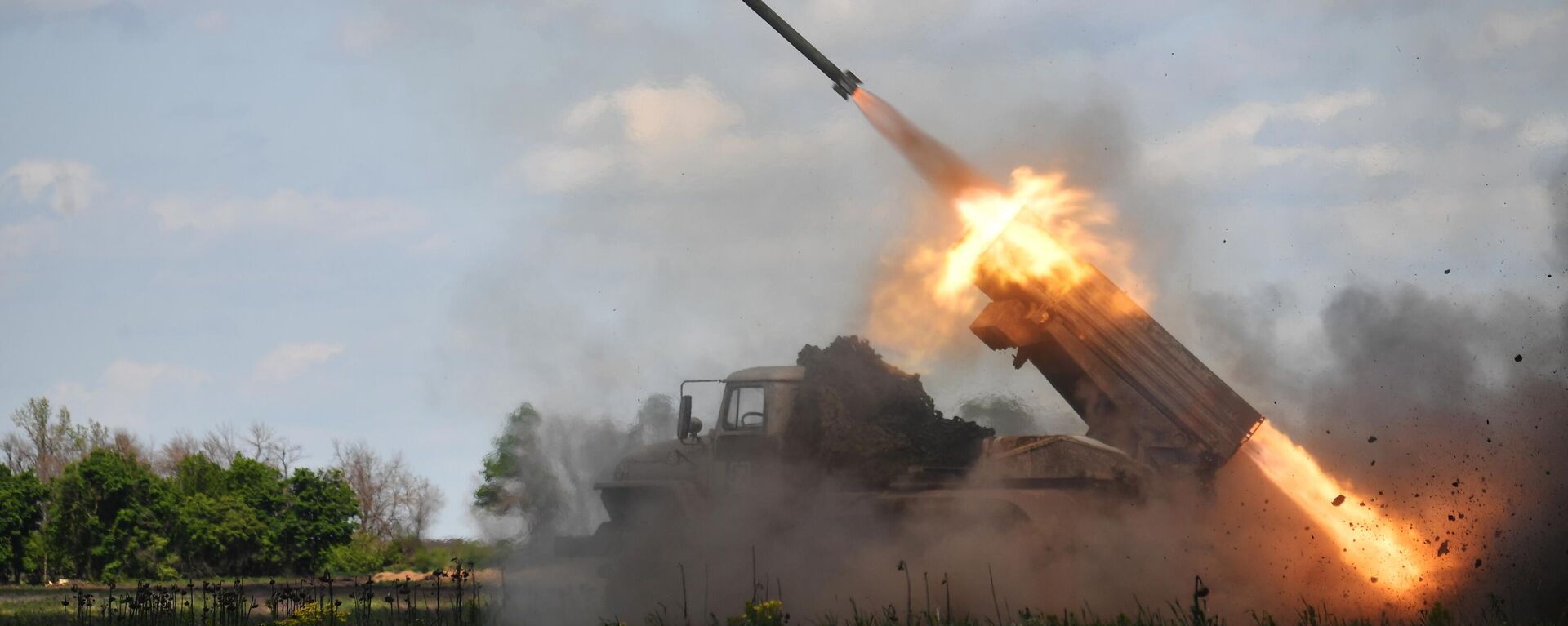 Sistema lançador múltiplo de foguetes Tornado-G das Forças Armadas da Rússia dispara contra alvos das Forças Armadas da Ucrânia na direção de Svatovo, durante a operação militar especial, foto publicada em 16 de maio de 2023 - Sputnik Brasil, 1920, 26.05.2023