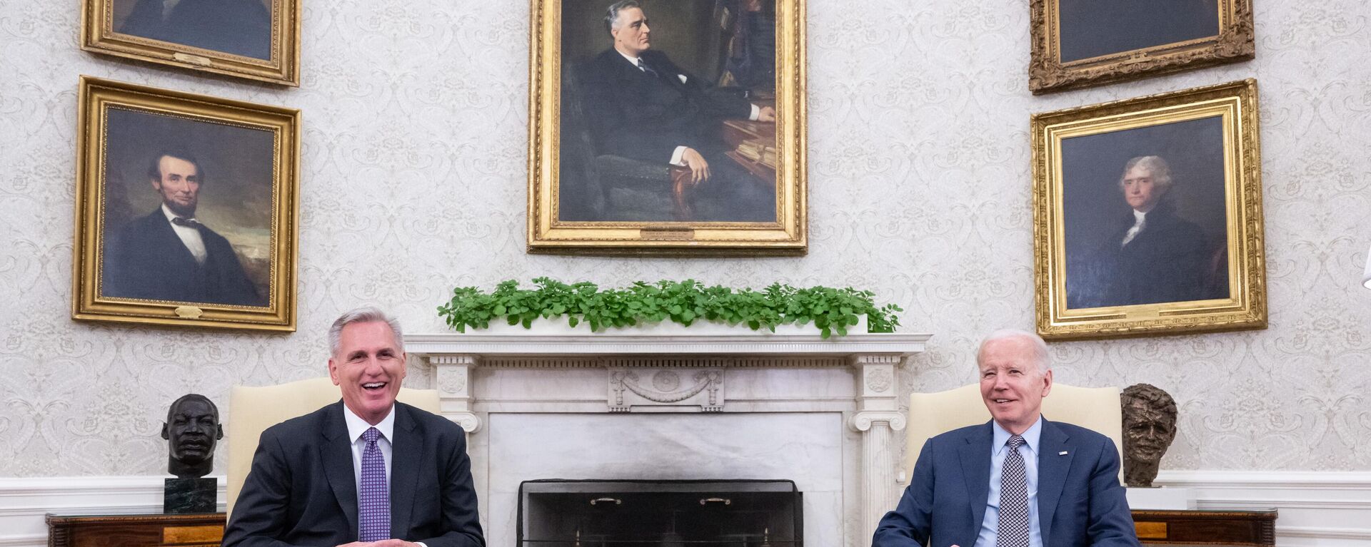 Kevin McCarthy, presidente da Câmara dos Representantes dos EUA (à esquerda), em reunião com Joe Biden, presidente dos EUA (à direita), sobre o teto da dívida, no Salão Oval da Casa Branca em Washington, EUA, 22 de maio de 2023 - Sputnik Brasil, 1920, 28.05.2023