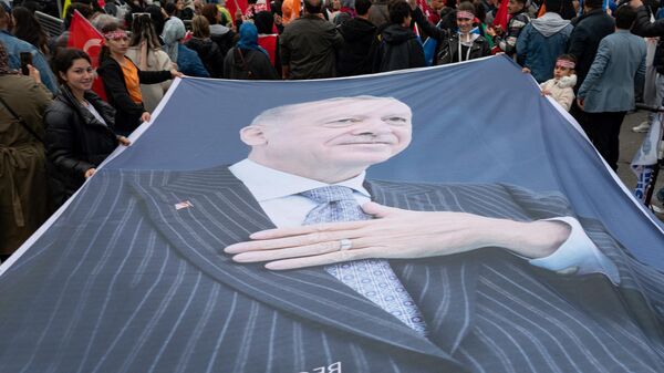 Apoiadores do presidente turco Recep Tayyip Erdogan agitam bandeiras e comemoram no dia do segundo turno presidencial em Istambul, 28 de maio de 2023 - Sputnik Brasil