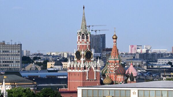Ao centro, a Torre Spasskaya, do Kremlin de Moscou - Sputnik Brasil