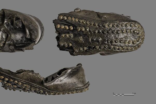 Sapatos romanos encontrados durante escavação em um antigo canal em Thérouanne - Sputnik Brasil