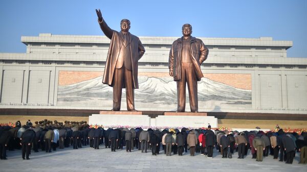 Pessoas observam estátuas dos falecidos líderes norte-coreanos Kim Il-Sung (1948-1994) e Kim Jong-Il (1994-2011) para prestar homenagem por ocasião do aniversário do falecido último líder, em Pyongyang, Coreia do Norte, 16 de fevereiro de 2023 - Sputnik Brasil