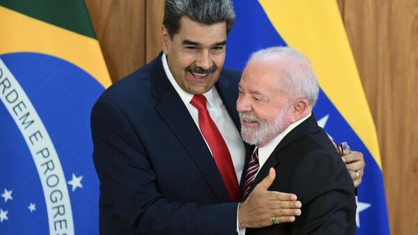 O presidente da Venezuela, Nicolás Maduro (à esquerda), e o presidente do Brasil, Luiz Inácio Lula da Silva (à direita), se cumprimentam após coletiva de imprensa conjunta no Palácio do Planalto, em Brasília, em 29 de maio de 2023 - Sputnik Brasil
