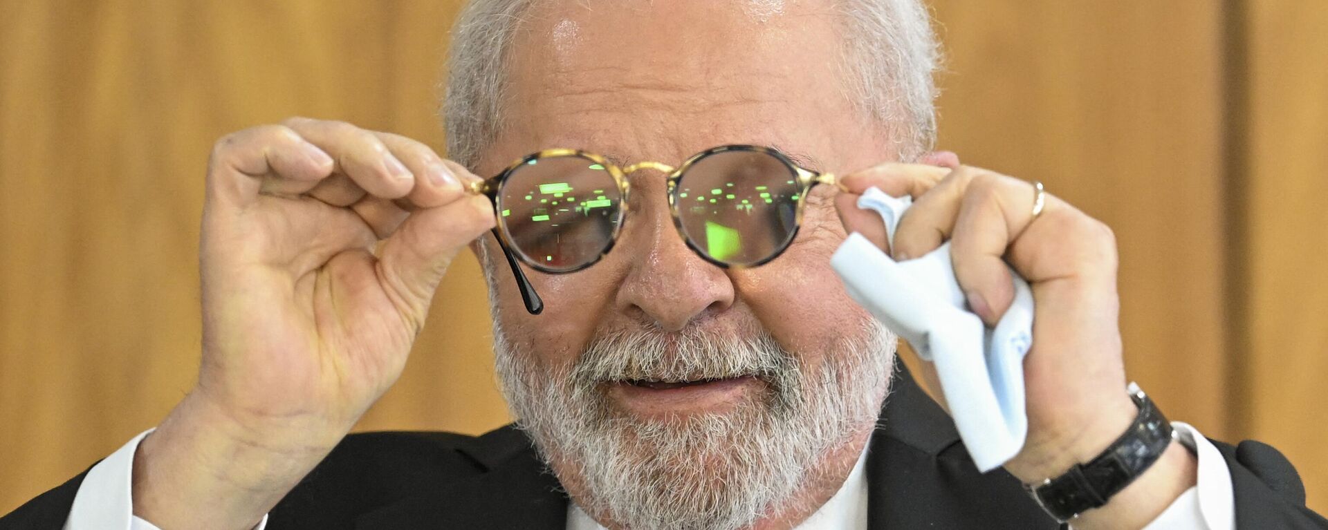 Presidente do Brasil, Luiz Inácio Lula da Silva segura seus óculos durante a coletiva de imprensa conjunta com seu homólogo venezuelano Nicolás Maduro no Palácio do Planalto, Brasília, 29 de maio de 2023. - Sputnik Brasil, 1920, 30.05.2023