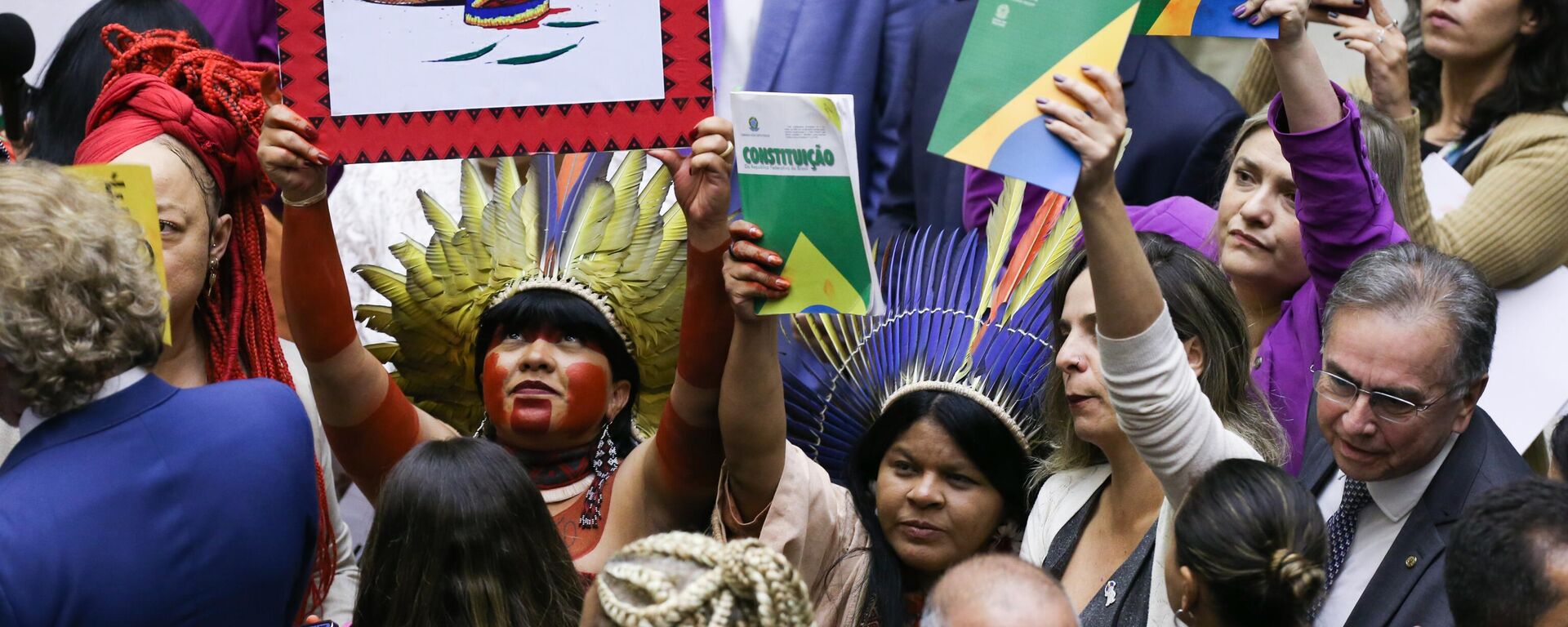 Votação do marco temporal na Câmara dos Deputados, em Brasília (DF), em 30 de maio de 2023. Em destaque, a ministra dos Povos Indígenas, Sonia Guajajara (de cocar e Constituição na mão), com integrantes da bancada do cocar, que protesta contra o Projeto de Lei (PL) 490, que muda o entendimento sobre a demarcação de terras indígenas - Sputnik Brasil, 1920, 29.12.2023