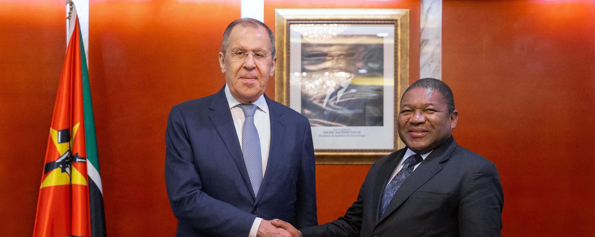 Ministro das Relações Exteriores da Rússia Sergei Lavrov e presidente moçambicano Filipe Nyusi durante encontro em Maputo - Sputnik Brasil, 1920, 31.05.2023