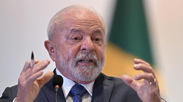 O presidente brasileiro Luiz Inácio Lula da Silva fala à imprensa após uma cúpula de líderes sul-americanos, no Palácio do Itamaraty, em Brasília, em 30 de maio de 2023 - Sputnik Brasil