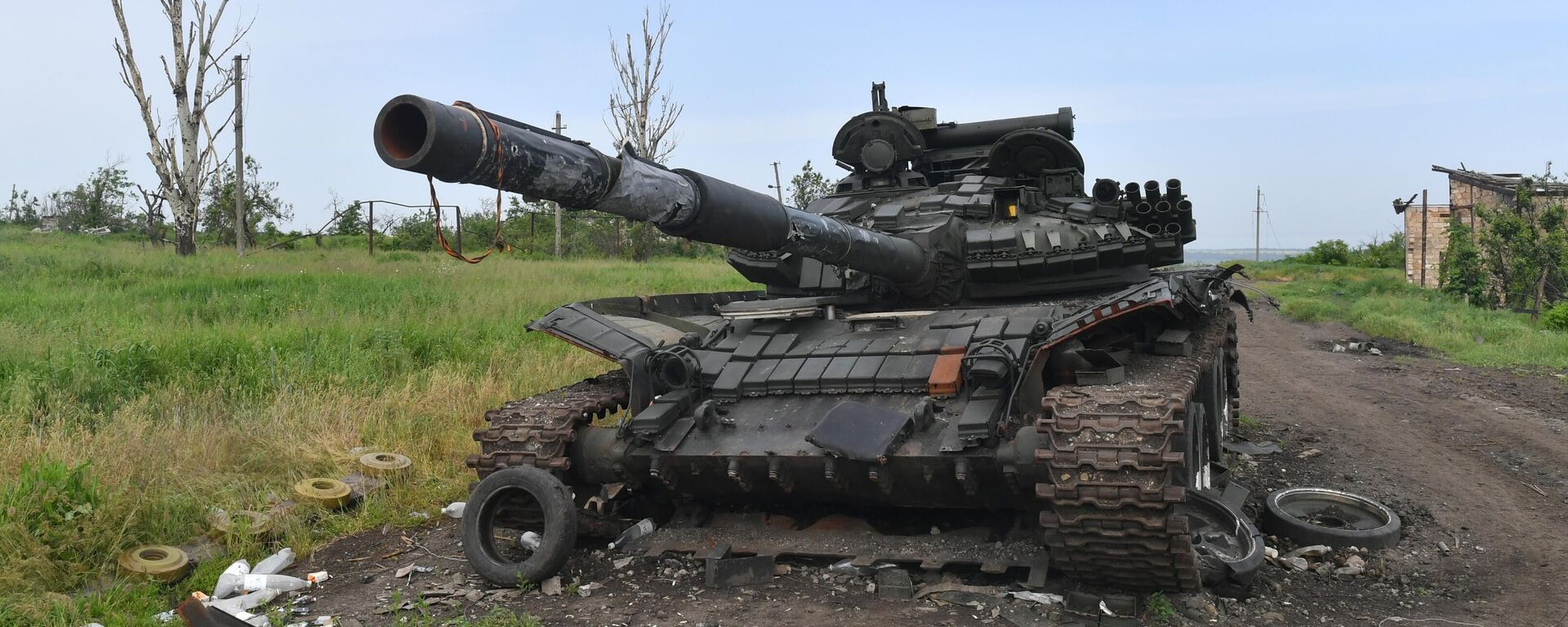 Tanque destruído das Forças Armadas da Ucrânia na direção de Artyomovsk (Bakhmut, em ucraniano), foto publicada em 26 de maio de 2023 - Sputnik Brasil, 1920, 27.07.2023