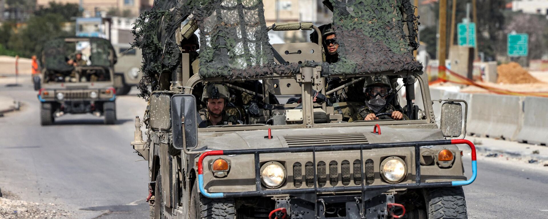 Soldados israelenses usam veículo militar Humvee em Huwara, perto de Nablus, Cisjordânia ocupada, 27 de fevereiro de 2023 - Sputnik Brasil, 1920, 01.06.2023