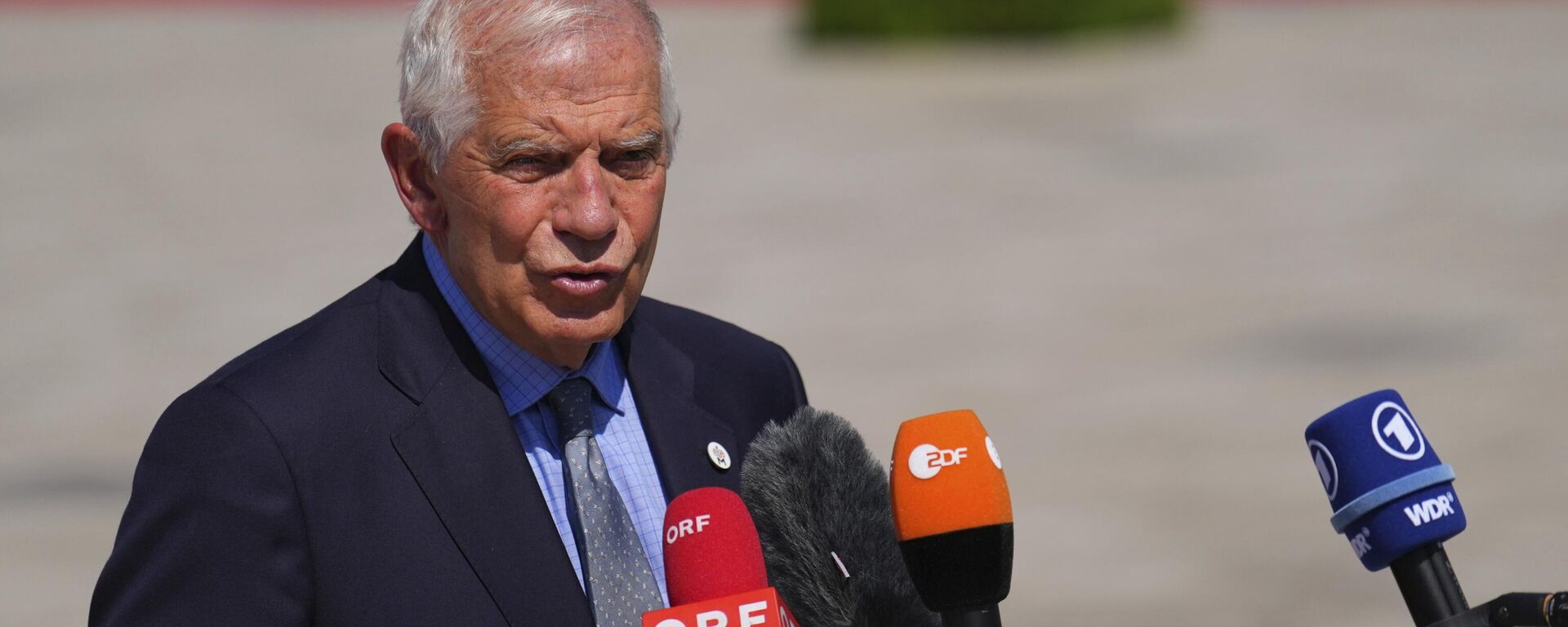 Josep Borrell, chefe de política externa da União Europeia (UE), fala com repórteres ao chegar para a cúpula da Comunidade Política Europeia no Castelo Mimi, em Bulboaca. Moldávia, 1º de junho de 2023 - Sputnik Brasil, 1920, 03.06.2023