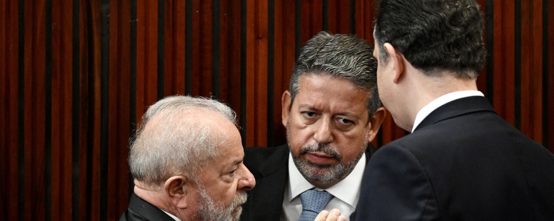 O presidente eleito do Brasil, Luiz Inácio da Silva (L), conversa com o presidente da Câmara, Arthur Lira (C), e o presidente do Senado, Rodrigo Pacheco (R), durante cerimônia de certificação na sede do Tribunal Superior Eleitoral (TSE), em Brasília, 12 de dezembro de 2022 - Sputnik Brasil, 1920, 04.06.2023