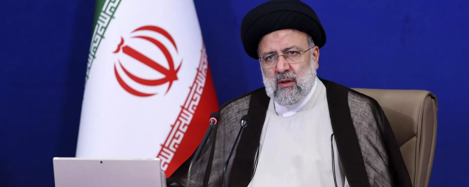 Nesta foto divulgada pelo site oficial do gabinete da Presidência iraniana, o presidente Ebrahim Raisi fala durante uma reunião de gabinete em Teerã, Irã - Sputnik Brasil, 1920, 04.07.2023