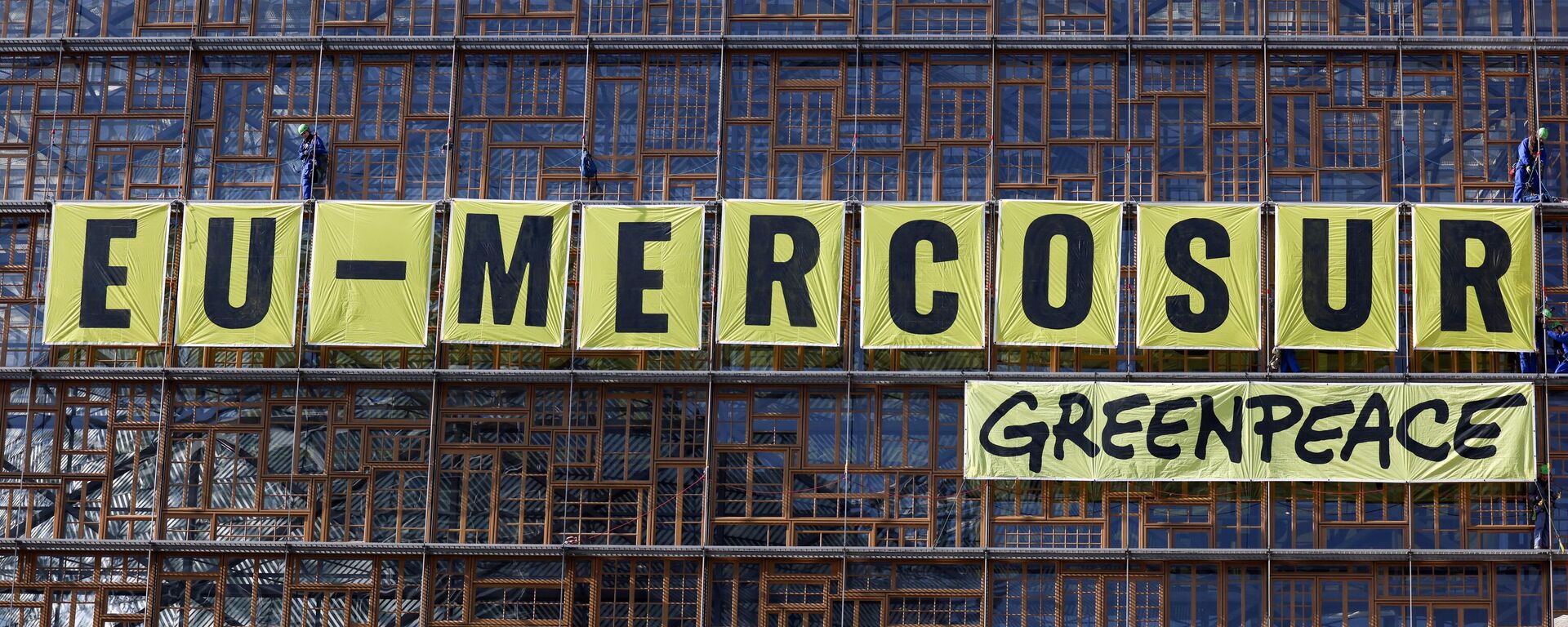 Ativistas da ONG ambiental Greenpeace penduram cartaz gigante no prédio do Conselho Europeu durante protesto contra o acordo União Europeia-Mercosul, fora de uma reunião de ministros do comércio do bloco europeu em Bruxelas, Bélgica, 25 de maio de 2023 - Sputnik Brasil, 1920, 05.06.2023