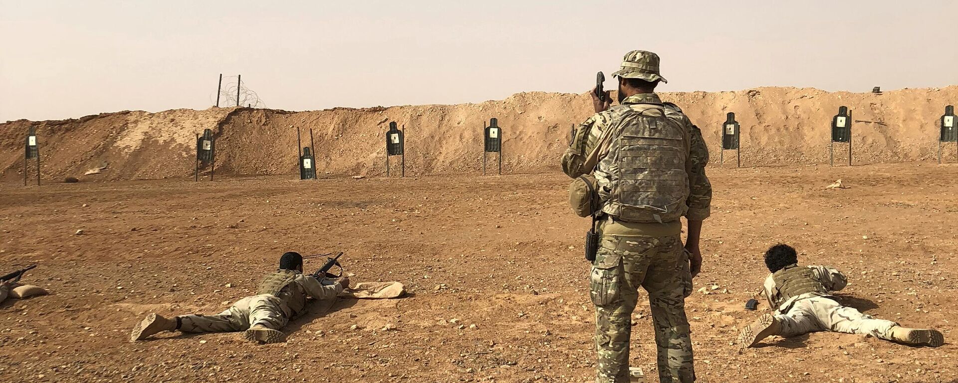 Membros do grupo militante sírio Maghawir al-Thawra recebem treinamento com armas de fogo de soldados das Forças Especiais do Exército dos EUA no posto militar de Al-Tanf. Síria, 22 de outubro de 2018 - Sputnik Brasil, 1920, 25.10.2023