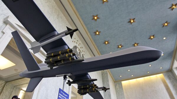 Um modelo do General Atomics Predator B MQ-9 Reaper, veículo aéreo não tripulado, está em exibição no Rayburn House Office Building em Capitol Hill, em Washington - Sputnik Brasil