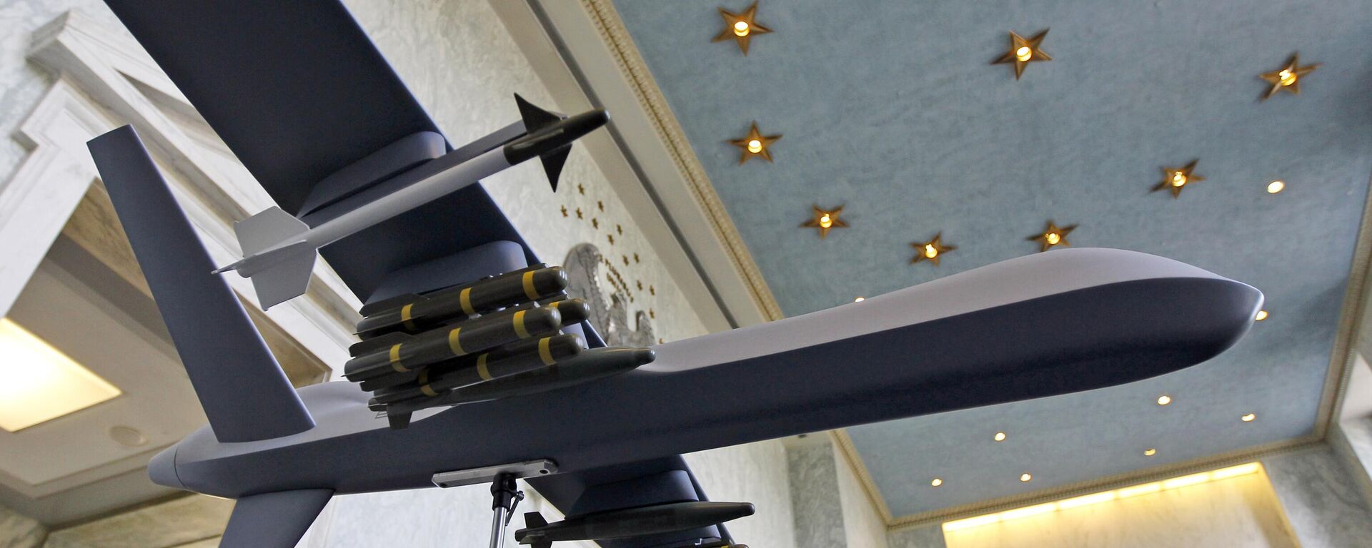 Um modelo do General Atomics Predator B MQ-9 Reaper, veículo aéreo não tripulado, está em exibição no Rayburn House Office Building, em Capitol Hill, em Washington, D. C. - Sputnik Brasil, 1920, 31.03.2025