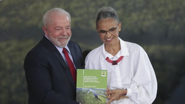 O presidente brasileiro Luiz Inácio Lula da Silva, à esquerda, e sua ministra do Meio Ambiente, Marina Silva, posam com um livro sobre prevenção e controle do desmatamento na região amazônica no Dia Mundial do Meio Ambiente em Brasília, Brasil, 5 de junho de 2023 - Sputnik Brasil