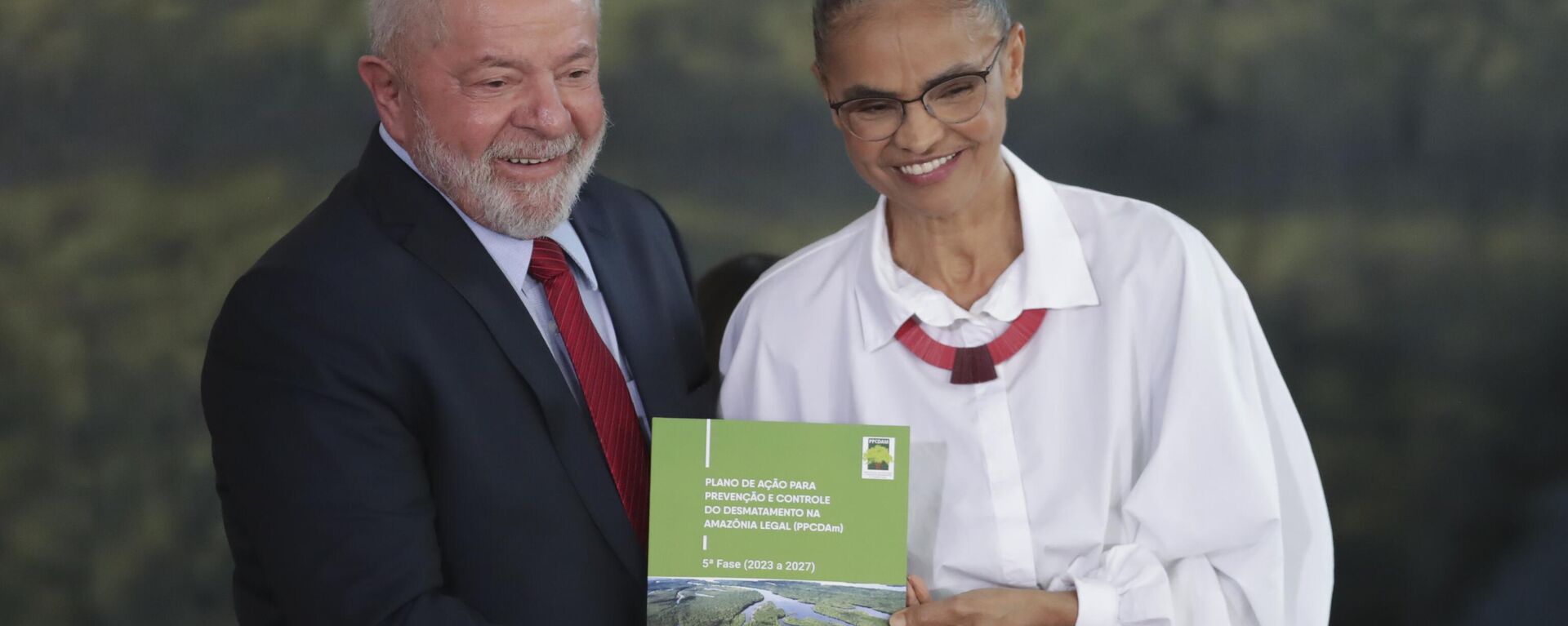 O presidente brasileiro Luiz Inácio Lula da Silva, à esquerda, e sua ministra do Meio Ambiente, Marina Silva, posam com um livro sobre prevenção e controle do desmatamento na região amazônica no Dia Mundial do Meio Ambiente em Brasília, Brasil, 5 de junho de 2023 - Sputnik Brasil, 1920, 19.03.2025