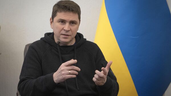 O conselheiro presidencial ucraniano Mikhail Podolyak durante entrevista à Associated Press (AP) em Kiev, na Ucrânia, em 16 de fevereiro de 2023 - Sputnik Brasil